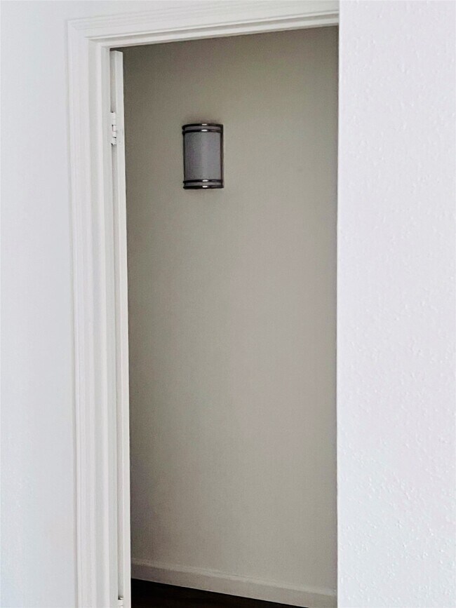 Building Photo - 9797 Leawood Blvd