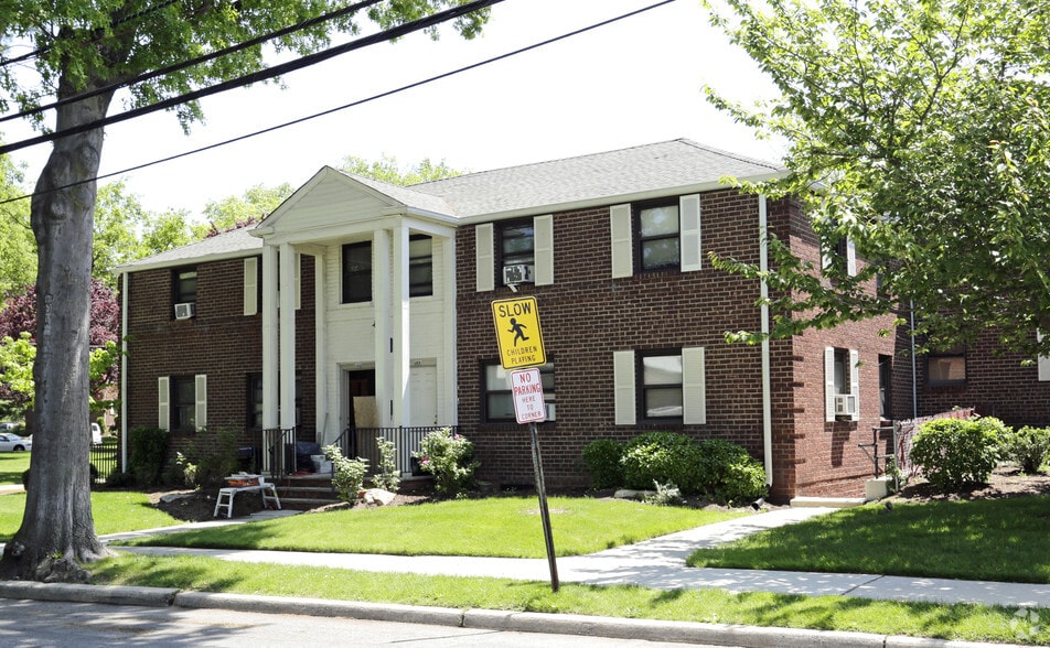 SDK Summit Gardens 30A Arcadia Rd Hackensack NJ 07601 Apartment Finder