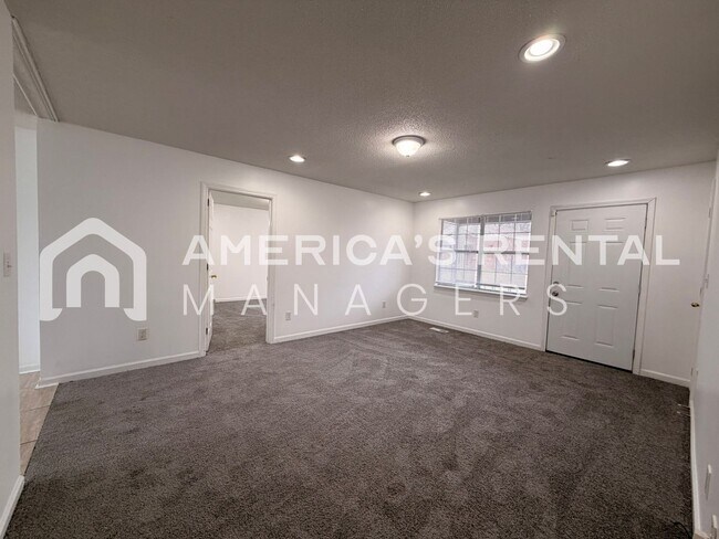 Building Photo - Updated Three Bedroom Two Bath Rental!