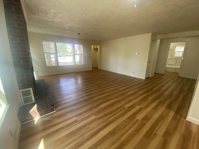 Building Photo - 310 Gregory Dr