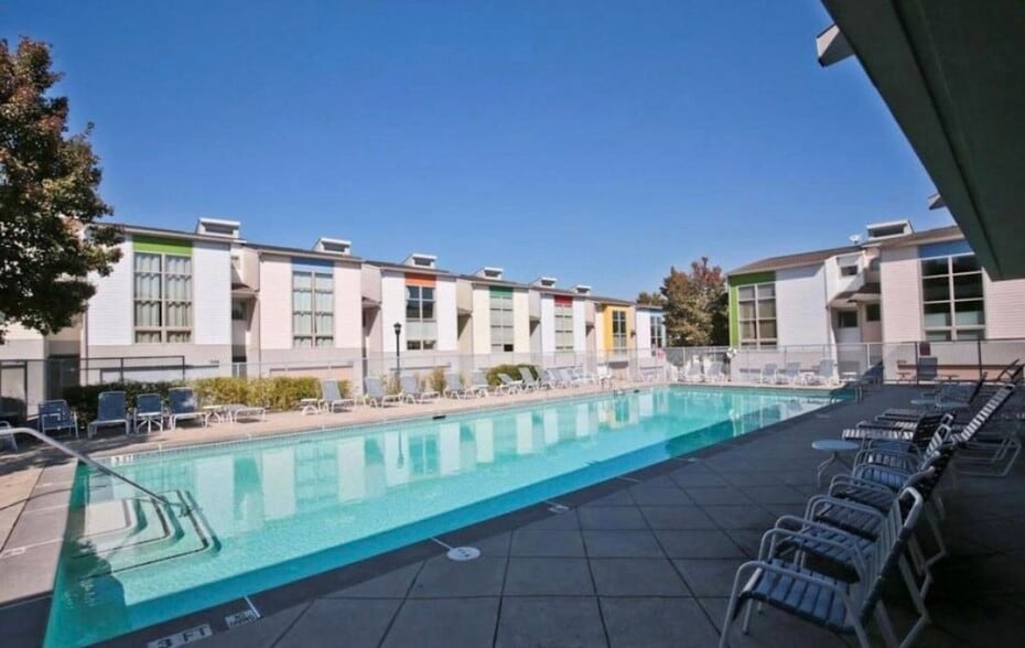 Building Photo - 1249 Breuer Mews NW