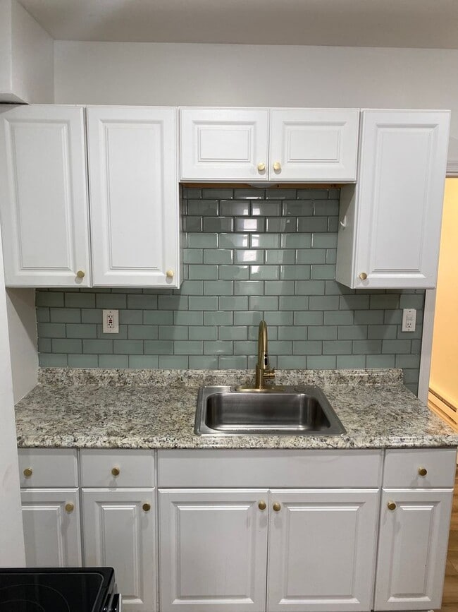 Building Photo - 1725 Monument St