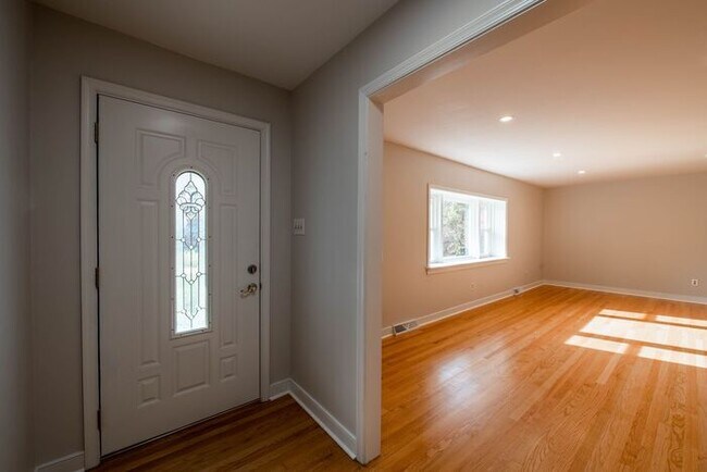 Building Photo - Newly remodeled 3/2.5