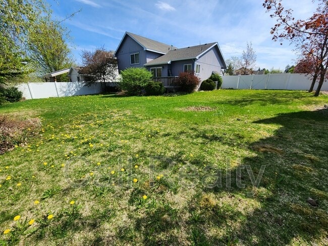 Building Photo - 916 Rees Ln