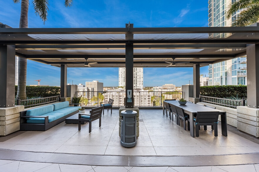 Building Photo - 777 N Ashley Dr