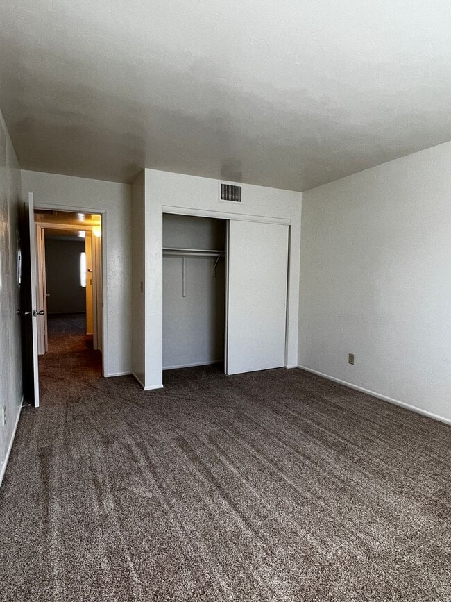 Building Photo - Upstairs Three Bedroom Condo ~ N. Prescott