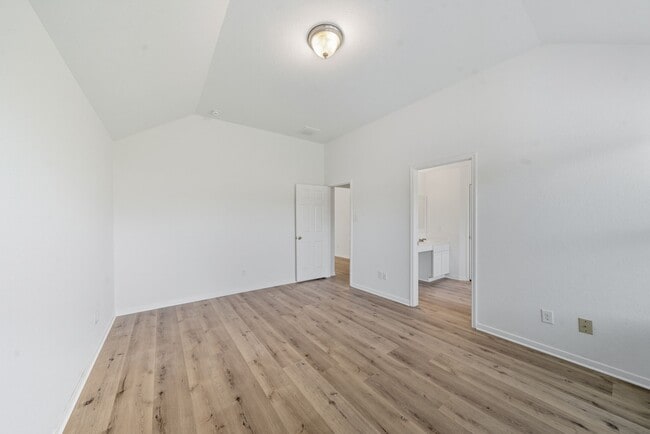 Building Photo - 14730 Fir Knoll Way