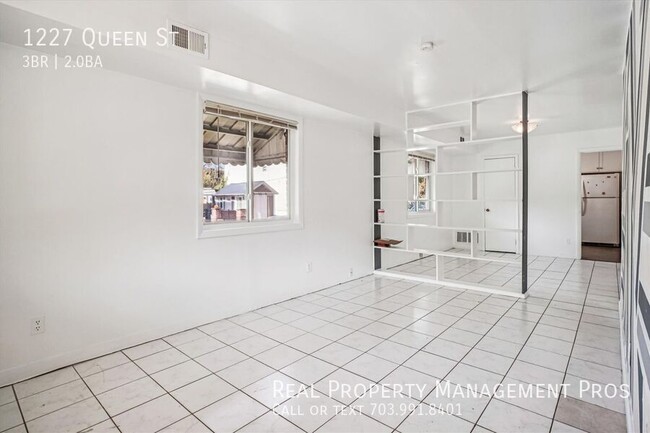 Building Photo - 1227 Queen St