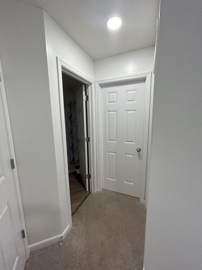 Building Photo - Sublease 6/1/25- 10/31/25