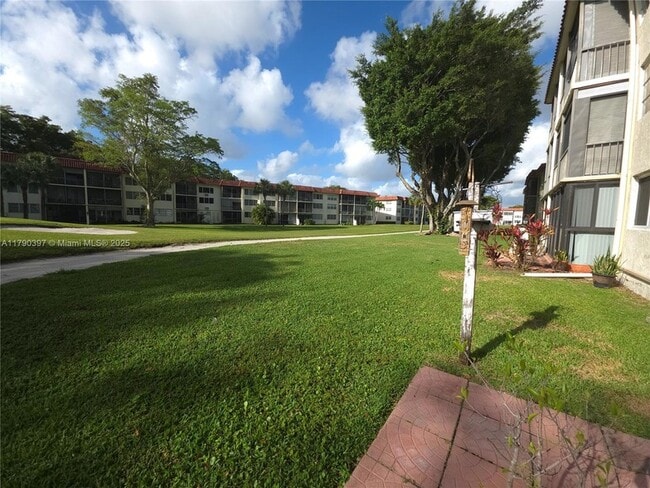 Building Photo - 8940 S Hollybrook Blvd