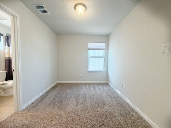 Building Photo - 2 Bed / 2.5 Bath Home Ready for Lease!