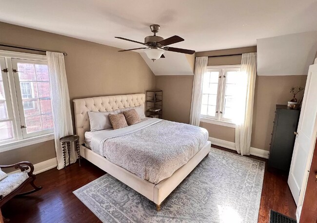 Building Photo - Large 3 Bedroom Home!