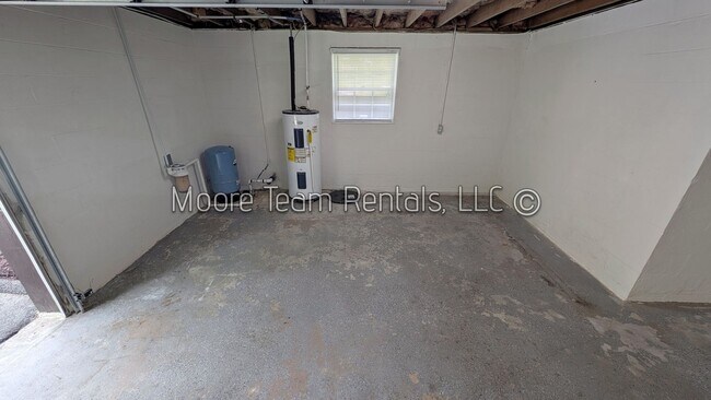 Building Photo - 3/2 House W/ Basement Garage/Storage
