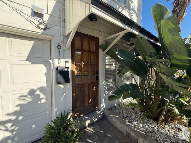 Building Photo - Charming Beachside Rental!