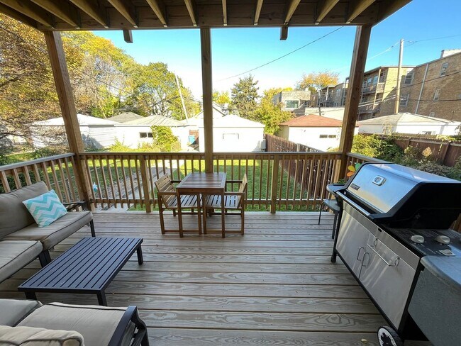 Building Photo - 2548 W Argyle St