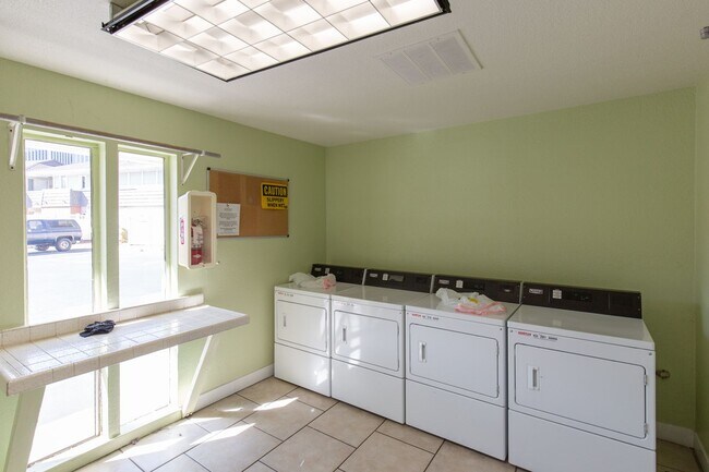 Building Photo - 1 bedroom unity in luxury guard gated community near the Strip