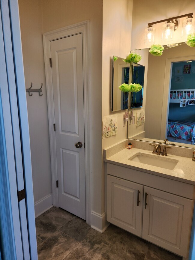 Building Photo - 5855 Vlg Rdg Wy