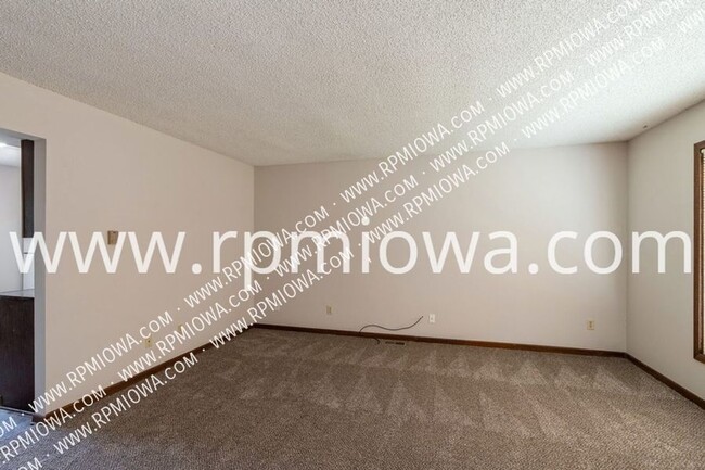 Building Photo - DUPLEX IN DES MOINES! 2 Bedroom, 1.5 Bathr...