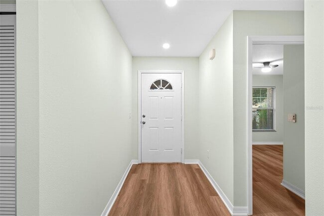 Building Photo - 26922 White Plains Way