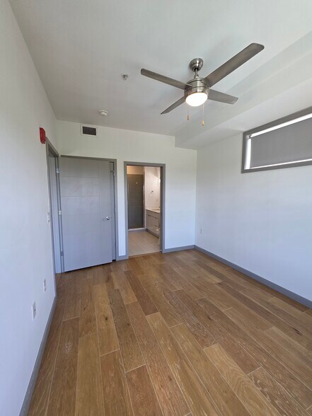 Bedroom Main - 400 Herron Dr