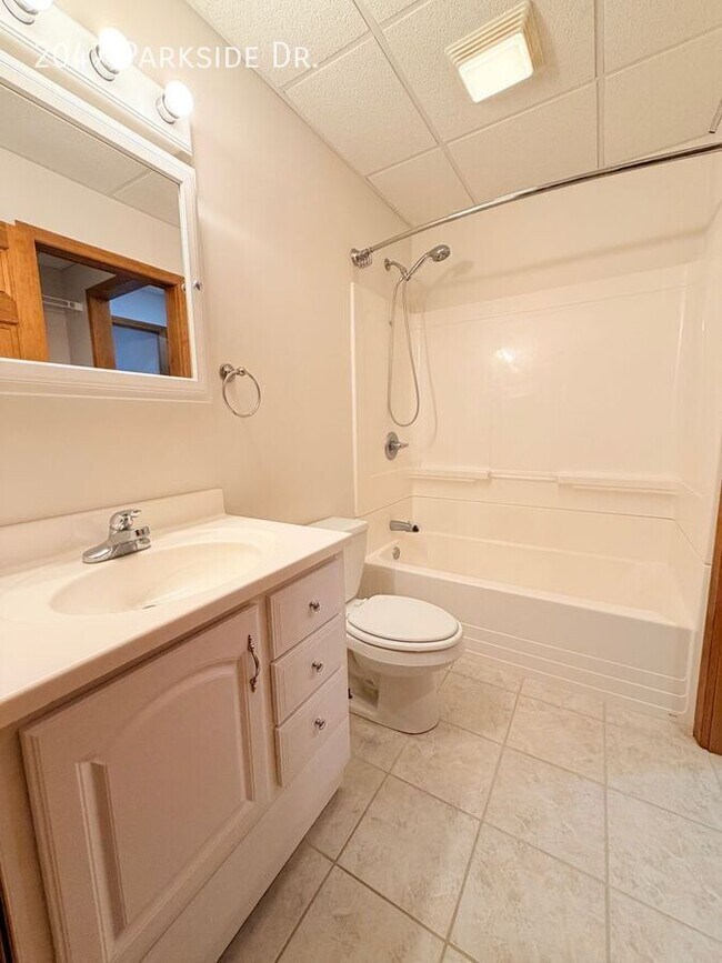 Building Photo - 2047 Parkside Dr