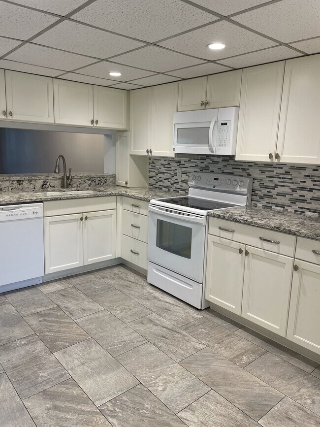 Building Photo - 7 Escondido Cir