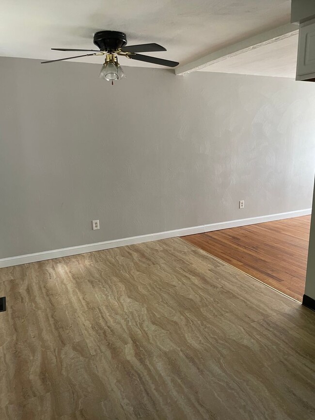 Building Photo - 3 BEDROOM, 1.5 BATH IN PENN HILLS - MOVE-I...