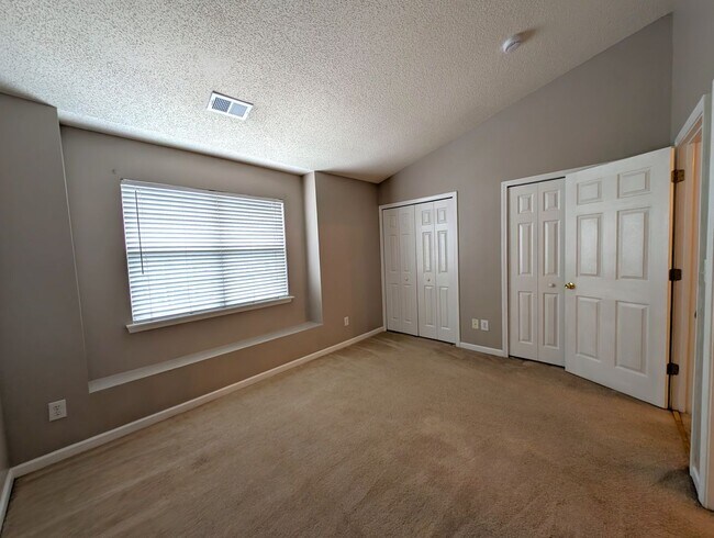 Building Photo - Charming, townhome located in the Bennington Place Community in Charlotte!