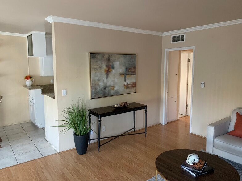 Building Photo - 1221 S Sherbourne Dr