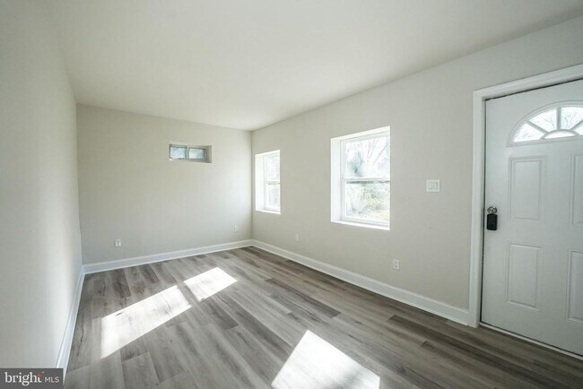 Building Photo - 8665 Center Rd