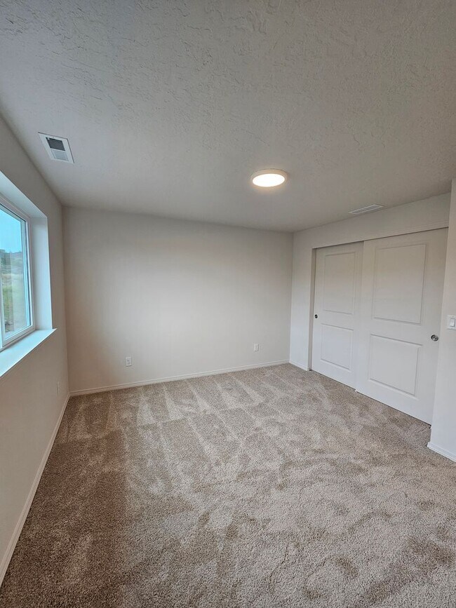 Building Photo - 940 Starview Ave