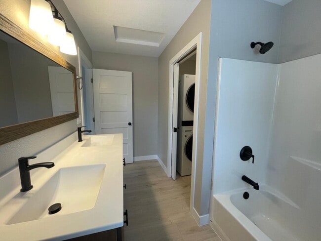 Building Photo - 1232 45th Ave NE