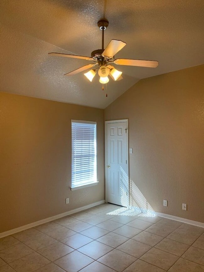 Building Photo - 3 Bedroom / 2 Bath Duplex – Clear Creek Area – Killeen, TX