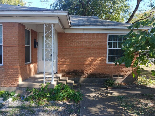 Building Photo - Avon 3015-3017