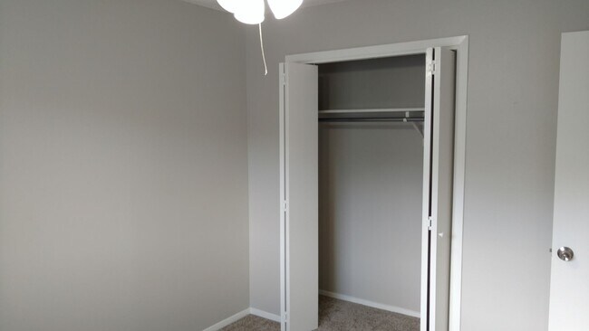 Building Photo - 1302 Hollow Creek Dr