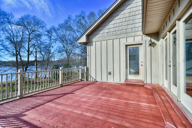 Building Photo - 400 Sunward Path