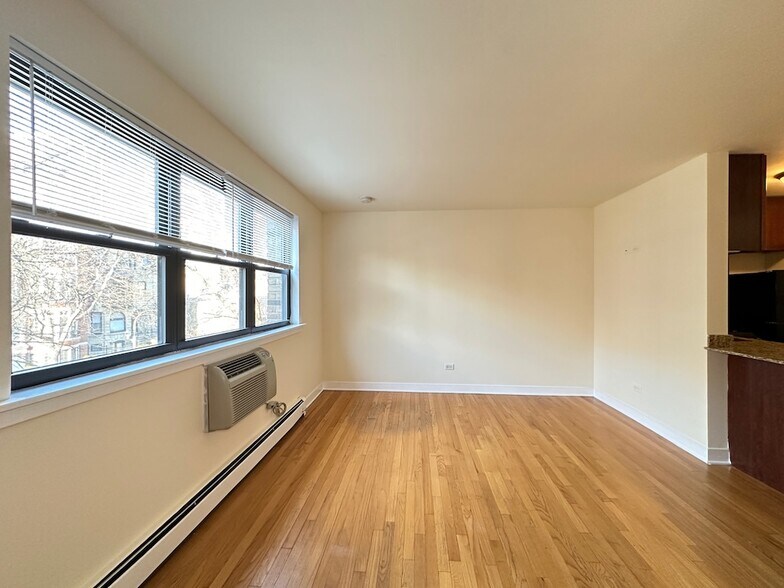 Building Photo - 639 W Wrightwood Ave