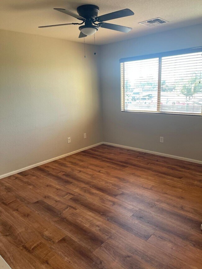 Building Photo - 985 E Saddle Way