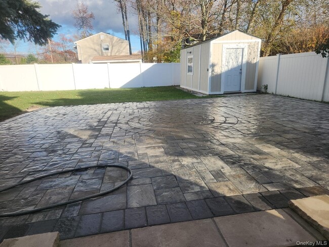 Building Photo - 147 Connetquot Rd