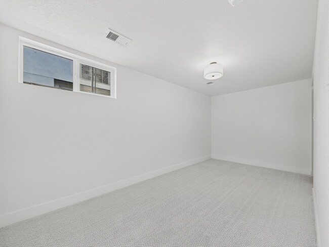 Building Photo - 1370-1372 Zenobia St.