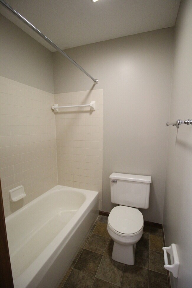 Building Photo - 2 bedroom ranch, duplex