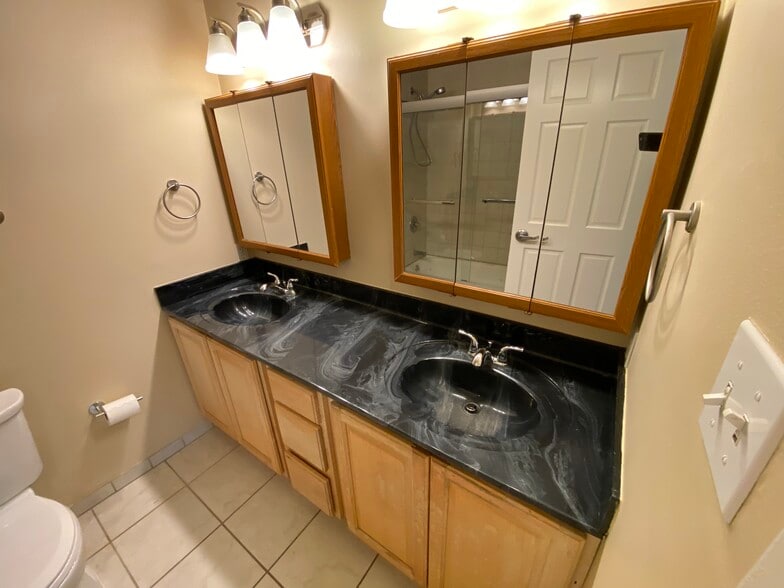 Main bathroom - 258 Canterbury Ave