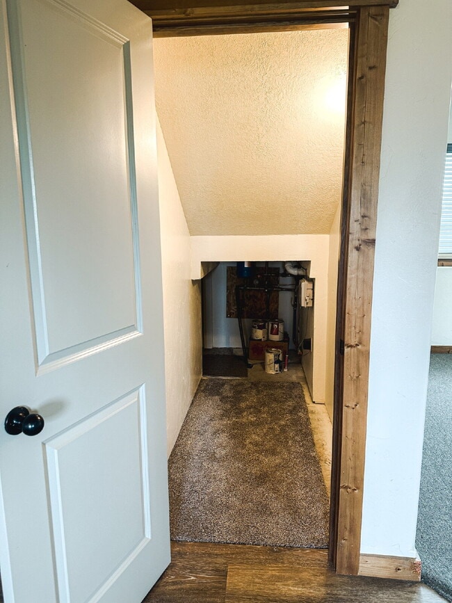 Building Photo - 3 Bedroom, 1 Bathroom Lower Level Duplex