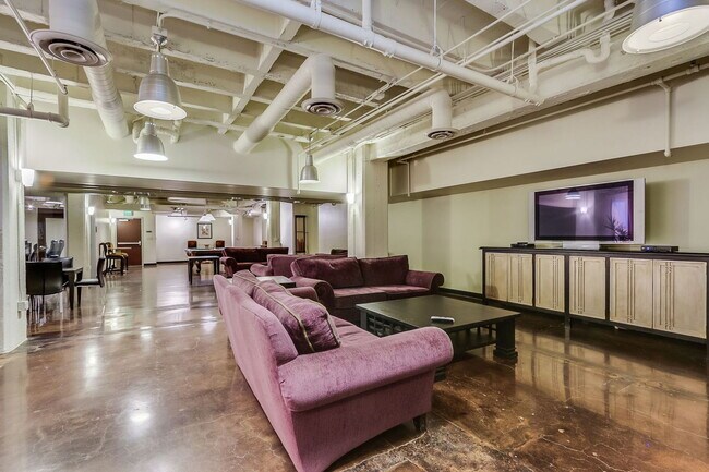 Building Photo - 114 W Adams St