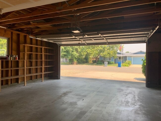 Building Photo - Make this your new home!