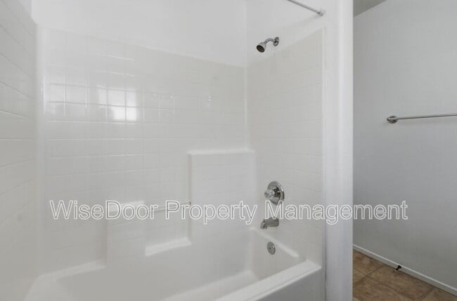 Building Photo - 1087 Waterfall Way