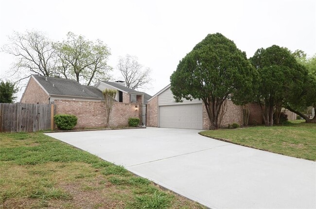 Building Photo - 2023 Woodland Springs St