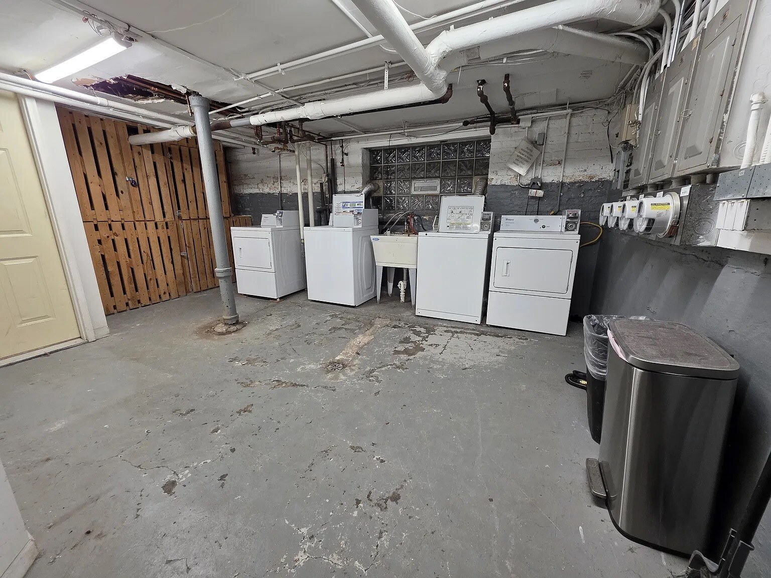 On-Site Laundry - 4831 W Roscoe St