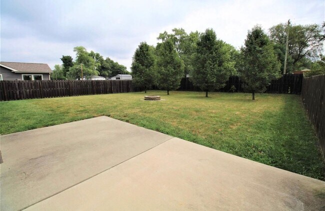 Building Photo - Ranch Style House...3 Bedroom 2 Bath