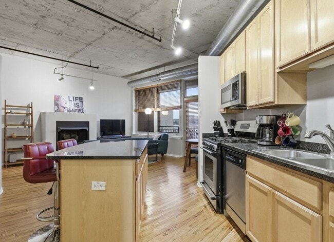 Building Photo - 6 S Laflin St